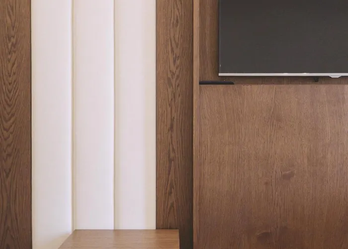 Ambassador Apartment *